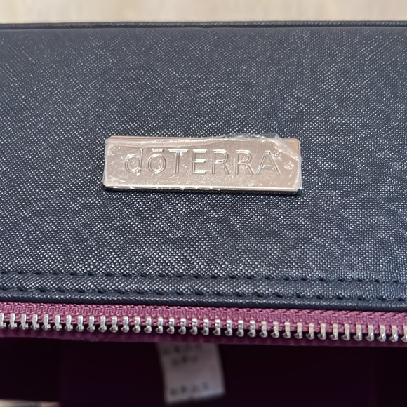 🤎🤎NWOT STUNNING 💜DOTERRA💜CARRY CASE. HOLD A TON OF OILS. - Picture 11 of 13